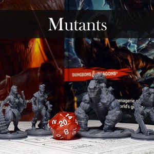 Puede incluir: Cuatro figuras en miniatura de plástico gris de mutantes, una de las cuales es una criatura grande y corpulenta. Las figuras están de pie sobre bases grises. Un dado rojo de 20 caras está en el centro de la imagen.