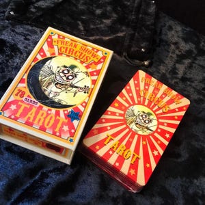 FREAK SHOW Cirque TAROT. 78 cartes. Édition boîte magnétique.  Tranche rouge dorée.  Par Fran Carras.