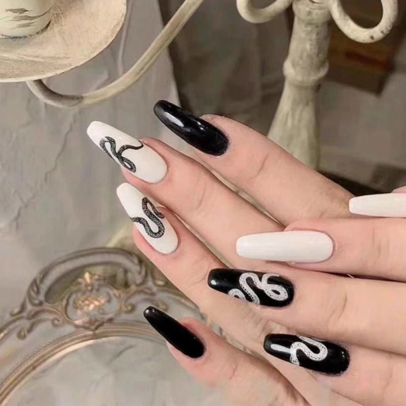 Ongle Noir Et Blanc Facile Faux ongles imprimé noir et blanc avec une feuille à ruban | Etsy