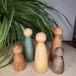 Set of 5 peg dolls for open ended play, diverse skin tones, curiosity approach loose parts
