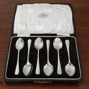 A set of six cased Silver Teaspoons retailed by Reid and Sons, hallmarked Chester 1927