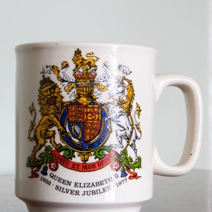 Caneca Comemorativa do Jubileu de Prata - Rainha Elizabeth II - 1977