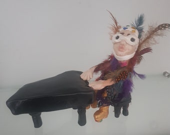 Geïnspireerd door Sir Elton John, handgemaakte kleisculptuur van Elton die op zijn piano speelt