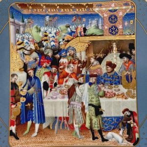 Peut inclure: Une assiette décorative avec une scène médiévale détaillée. L'assiette présente une représentation vibrante d'un festin avec de nombreux personnages en costume d'époque, sur fond de château et de scène de bataille. L'assiette a une bordure bleue avec des accents dorés.