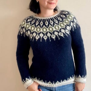 Jersey de lana Telja islandés Lettlopi, jersey nórdico Lopapeysa azul marino tejido a mano, jersey Fair Isle escandinavo, jersey de estilo noruego