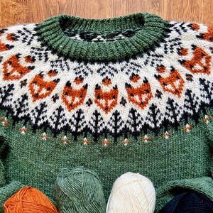 Yoke details: Lyme Grass Green Hand-knitted Icelandic wool Into the Wild sweater with a fox yoke pattern, made from genuine Icelandic wool by Knitting.Tallinn.