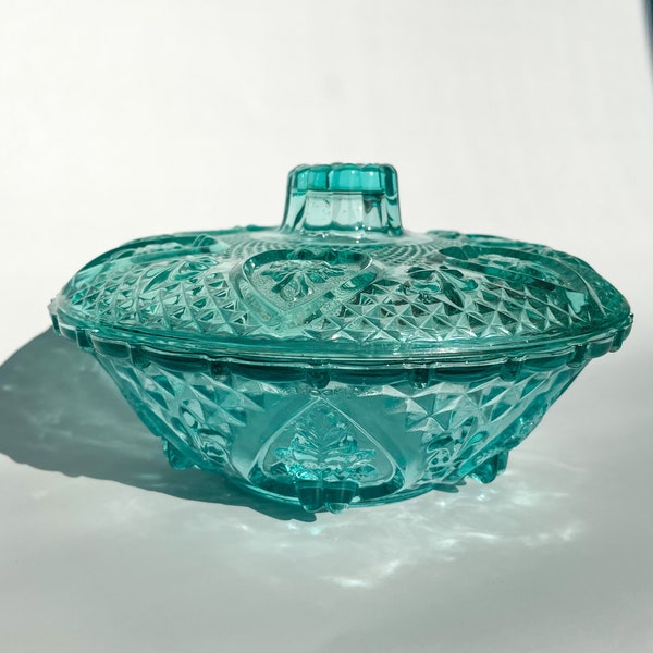 Vintage KIG Indonesien Aqua Blue Glass Candy Dish mit Deckel oder Trinket Dish Herzen & Rose Fleur de Lis - Midcentury, Pasari Dish