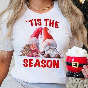 Tis The Season Gnomi di Natale, Gnomi di Natale per la stampa, png per la sublimazione, Coppia di gnomi, signora Gnome, Gnomo clipart per Natale