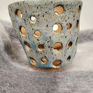 Maceta con agujeros de drenaje para orquídeas