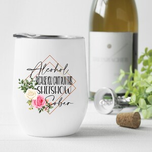 Può includere: Un bicchiere da vino in acciaio inossidabile bianco con una cornice geometrica dorata e un design floreale. Il testo dice "Alcohol because you can't run this shitshow sober".