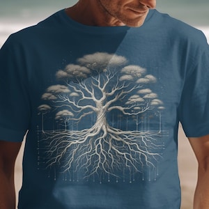 Pode incluir: Uma camiseta azul marinho com um gráfico branco de uma árvore com raízes. A árvore tem um design detalhado com galhos e folhas.