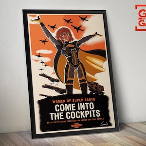 Può includere: Poster incorniciato con un'illustrazione in stile vintage di una donna in costume da supereroe, circondata da caccia. Il testo recita: "WOMEN OF SUPER EARTH COME INTO THE COCKPITS".