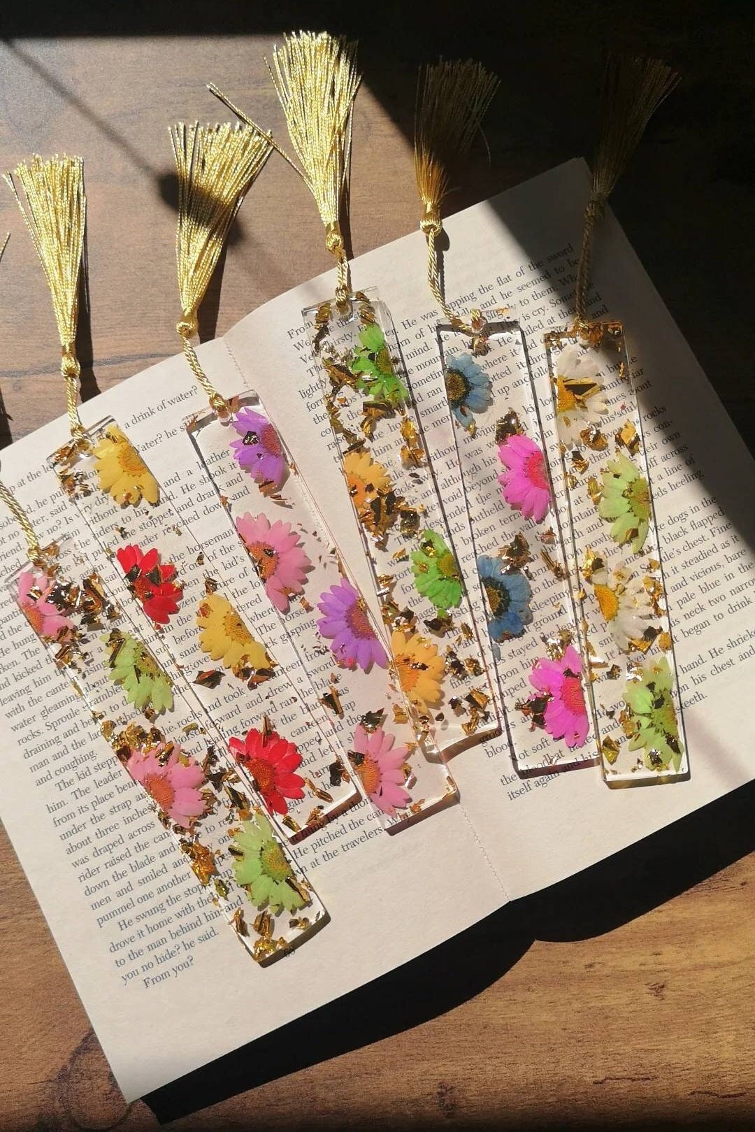 Dried flower bookmark  Resin jewelry diy, Resin crafts, Diy resin art