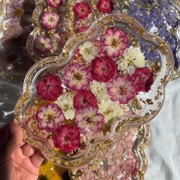 Schaal van harshars met wolk bloemen | Dienblad met geperste bloemen en gouden vlokken
