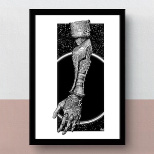 Puede incluir: Ilustración en blanco y negro de un brazo y una mano robóticos, enmarcada en negro. El brazo presenta diseños mecánicos detallados, sobre un fondo estrellado y un elemento circular brillante.
