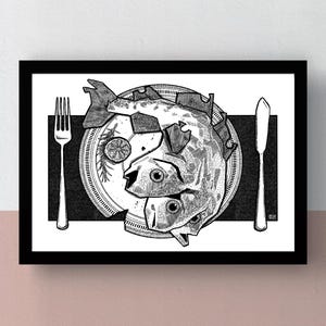 Op de afbeelding: Een zwart-witte illustratie van twee vissen op een gebroken bord met een vork en een mes aan weerszijden. De vissen zijn in de vorm van een hart gerangschikt.