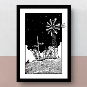 Op de afbeelding: Ingelijste zwart-wit illustratie van een jongen en een hond op een vlot, varend op golvend water onder een sterrenhemel. Een windmolen en een wegwijzer met het woord "MODE" staan op de achtergrond. Het kunstwerk is gedetailleerd en grillig.
