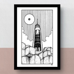 Op de afbeelding: Zwart-witte lijntekening van een hoge, cilindrische toren met een puntige top, die op een rotsachtige uitloper staat. De toren heeft meerdere ramen en een rond object in de lucht erboven.