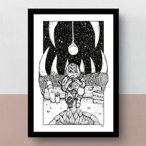 Może przedstawiać: Czarno-biała ilustracja postaci w hełmie siedzącej na kłodzie drewna z ogniskiem przed nią. Postać otoczona jest gwieździstym nocnym niebem z sierpem księżyca.