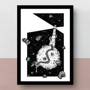 Può includere: Illustrazione in bianco e nero di una scena spaziale. Un faro è in cima a una luna, con un sentiero che conduce a un'astronave. Asteroidi e stelle riempiono lo sfondo. L'opera è incorniciata in nero.