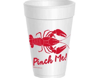 Puede incluir: Vaso de espuma blanco con una ilustración de cangrejo de río rojo y el texto "Pinch Me!" impreso en el lateral.