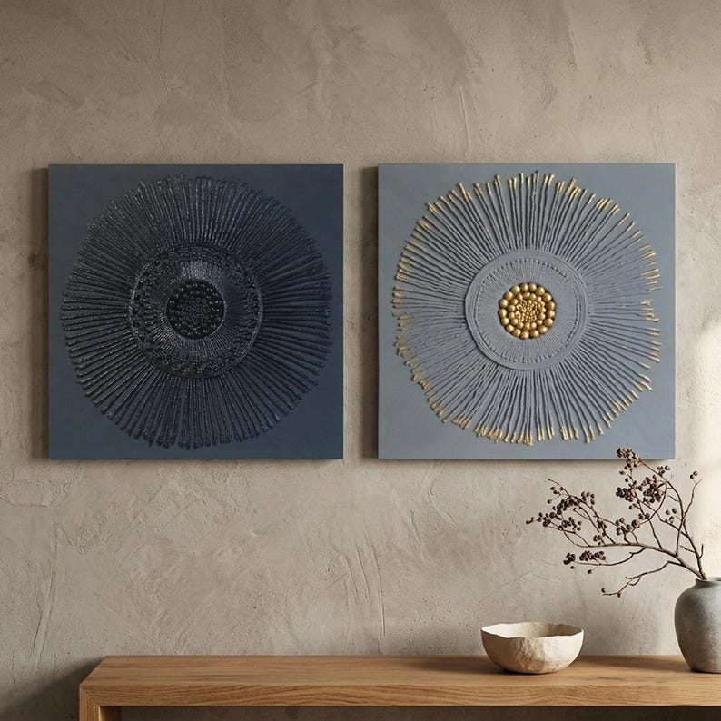 Może przedstawiać: Zestaw trzech ceramicznych misek w odcieniach niebieskiego, zielonego i białego. Miski mają nakrapianą glazurę i prosty design. Największa miska ma średnicę około 18 cm.
