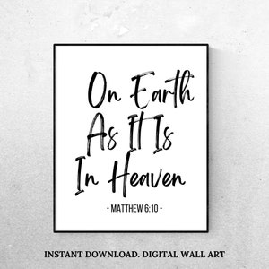 Puede incluir: Arte de pared imprimible en blanco y negro con el texto "On Earth As It Is In Heaven - Matthew 6:10 -"