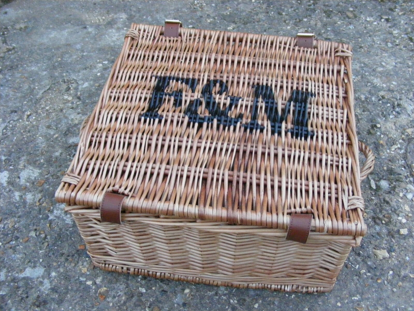 Lovely Medium Fortnum Mason F&M Hamper Wicker Picnic Storage Lovely Medium Fortnum Mason F&M Hamper Wicker Picnic Storage