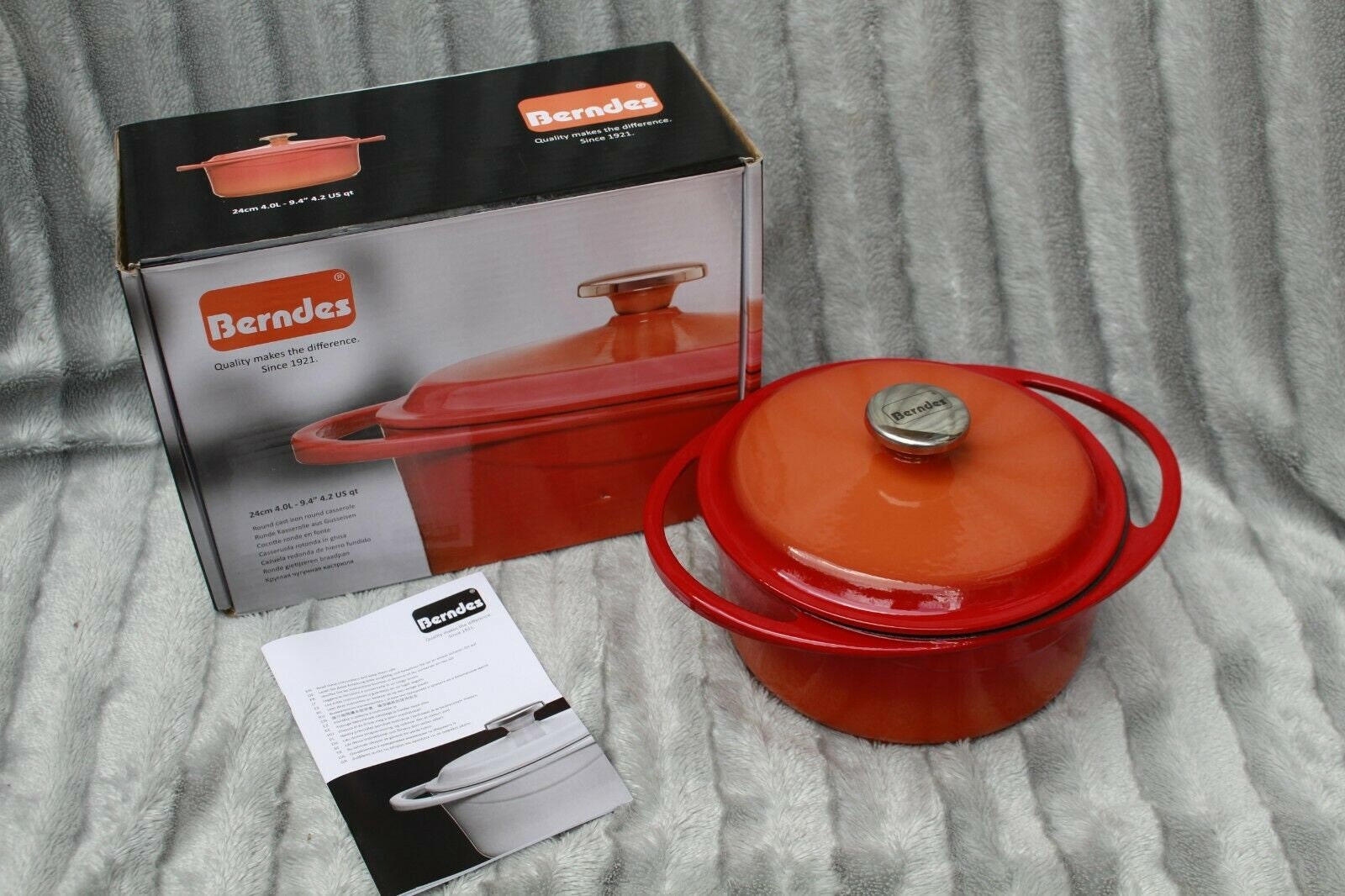Brandneu in Box Berndes 24cm 4.0 Liter Gusseisen Rot Runde Auflaufschale mit Deckel
