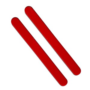 Puede incluir: Dos objetos planos, rectangulares y de color rojo brillante, con extremos redondeados, se colocan en diagonal sobre un fondo blanco. Los objetos son paralelos entre s&iacute;, lo que sugiere que son del mismo tama&ntilde;o y forma.