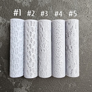 Può includere: Cinque mattarelli bianchi con diversi motivi in rilievo. I mattarelli sono numerati da 1 a 5.