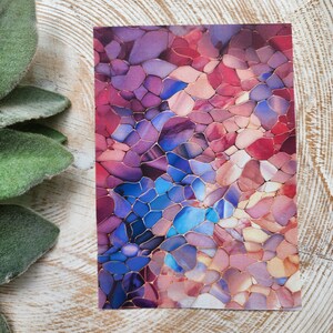 Pode incluir: Impressão de arte abstrata com um mosaico de cores rosa, roxo, azul e dourado. O padrão do mosaico se assemelha a uma rede de formas interconectadas.