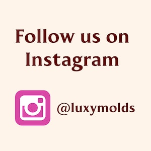 Puede incluir: Icono de Instagram rosa con un gr&aacute;fico de c&aacute;mara blanco. El texto dice "S&iacute;guenos en Instagram @luxymolds"