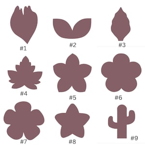 Puede incluir: Nueve formas diferentes de flores y hojas en un color rosa polvoriento. Las formas están numeradas del 1 al 9.