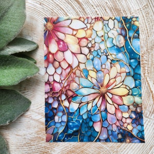Puede incluir: Un diseño floral abstracto colorido con un efecto de vitral. Las flores son en tonos de rosa, azul, amarillo y blanco, con acentos dorados. El fondo es azul oscuro.
