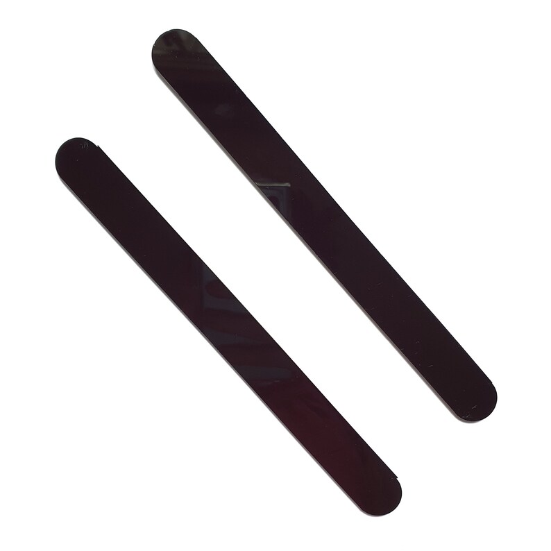 Puede incluir: Dos herramientas rectangulares de color marr&oacute;n oscuro para manicura con extremos redondeados se muestran sobre un fondo blanco. Estas herramientas est&aacute;n dise&ntilde;adas para el cuidado preciso de las u&ntilde;as y probablemente se utilizan para dar forma o aplicar productos para u&ntilde;as.