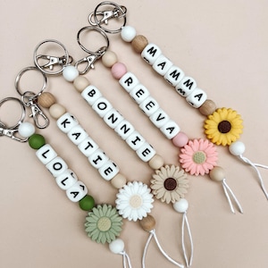 Llavero de flores personalizado // Llavero con nombre de cuentas, etiqueta para mochila escolar, regalo para amigos, relleno de medias para niños, llavero de margaritas, regalo para maestros