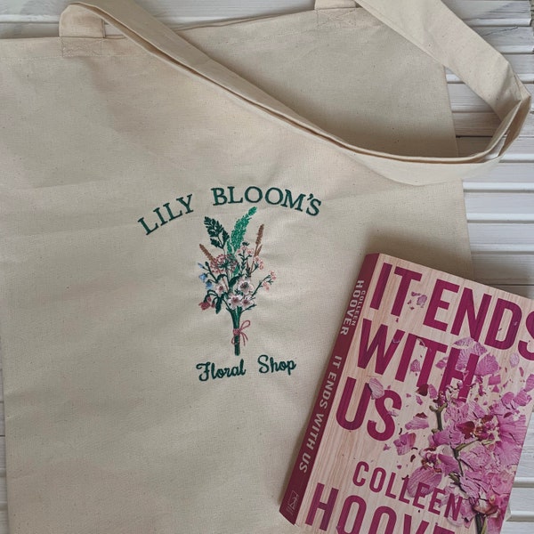 Het eindigt bij ons - Lily Bloom's Floral Shop handgemaakte geborduurde draagtas met boeket van wilde bloemen in het midden