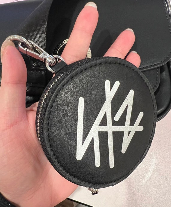 TWS ソウルコン LIGHT STICK SHOULDER BAG Amazon.com: Soulgo Big Sling Bag with RFID Blocking for Men