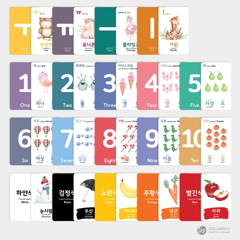 Pu&ograve; includere: Un set di flashcard colorate con parole coreane e inglesi per numeri, colori e animali. Le carte presentano illustrazioni di un fenicottero, una giraffa, un gufo, un unicorno, un pupazzo di neve, un ombrello, una banana, una carota, una mela e altro ancora.