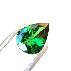 Pear Cut Tsavorite Garnet: 0.91 Carat Gemstone (6x8 mm)