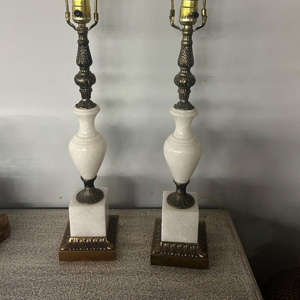 Para rzadkich, antycznych lamp stołowych z alabastru z lat 20. XX wieku, wysokie, neoklasycystyczne lampki nocne, 100-letnie ozdobne oświetlenie z onyksu i mosiądzu