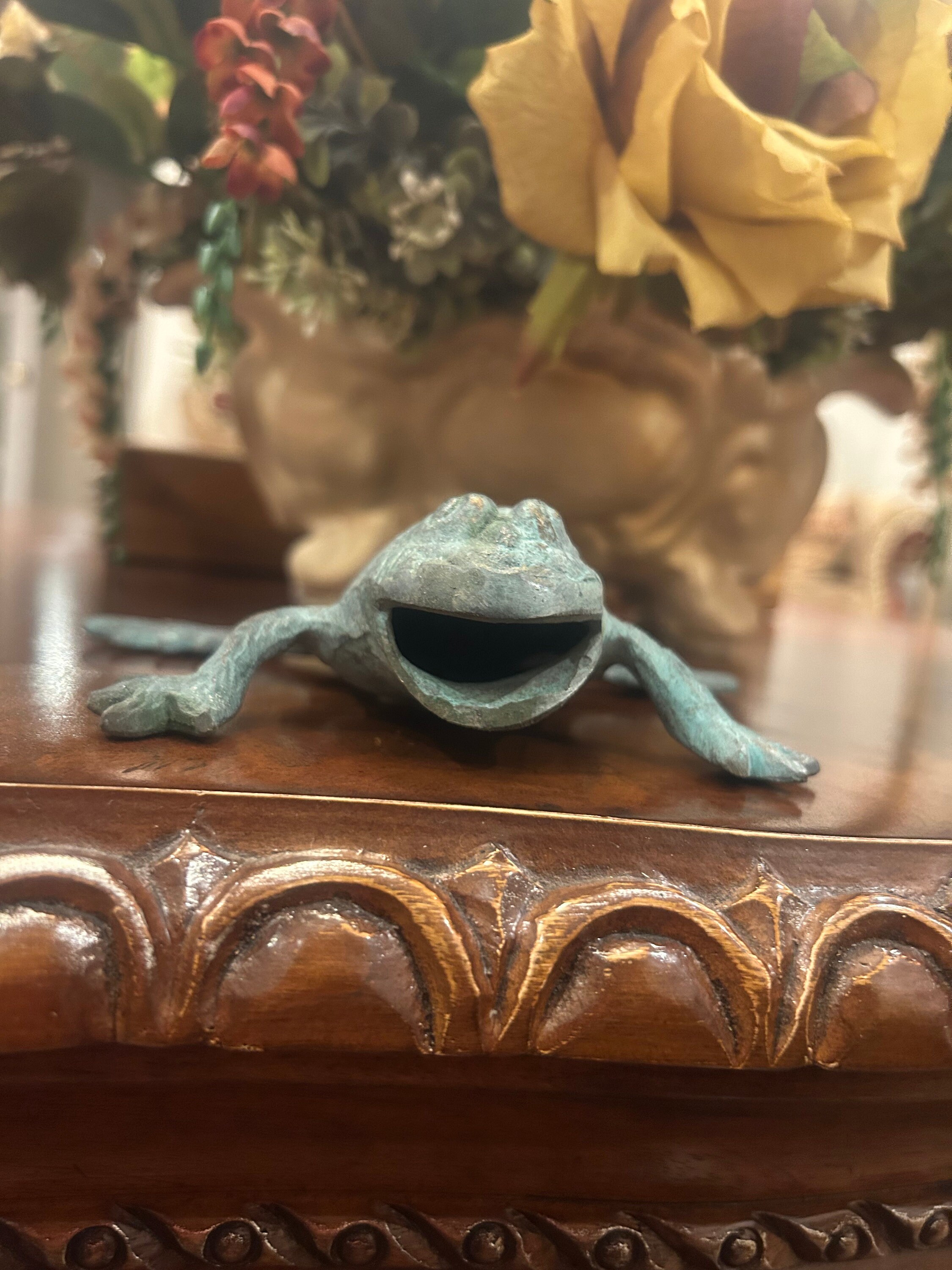Statuetta burattino rana in legno decorativo