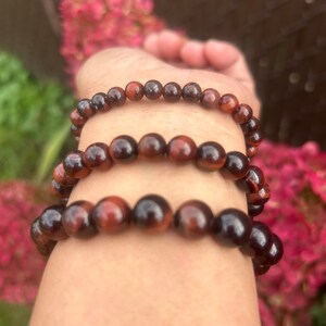 Pulsera elástica de piedra preciosa natural de ojo de tigre rojo personalizada de 6 mm, 8 mm o 10 mm, hecha a mano con amor, pulsera unisex: regalo de cristal para ella y para él