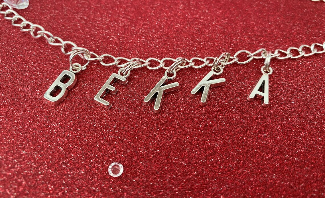 a du charme en six lettres