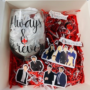 Caixa de presente de aniversário The Originals | Taça de vinho sem haste | Caixa Team Klaus | Caixa Elijah | Mikaelson | Chaveiro | Adesivos | Dia das Mães | Kol |