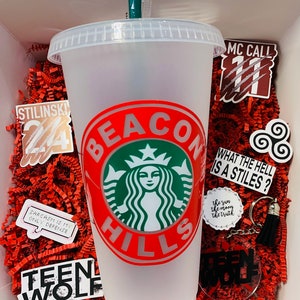 Coffret cadeau des fêtes Teen Wolf | Émission de télévision Starbucks Iced Coffee| Stilinsky | McCall | Porte-clés | Autocollants | Stiles | Noël