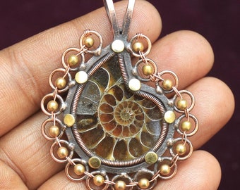 Colgante de fósil de amonita: joyería de piedras preciosas envueltas en alambre de cobre