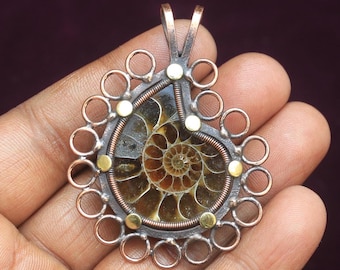 Colgante de fósil de amonita: joyería de piedras preciosas envueltas en alambre de cobre