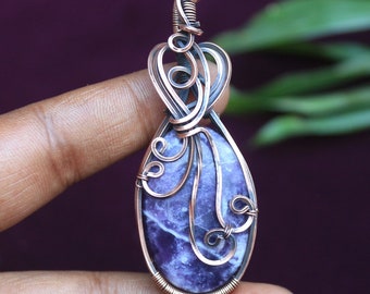 Colgante de lepidolita azul: elegante joya con envoltura de alambre de cobre